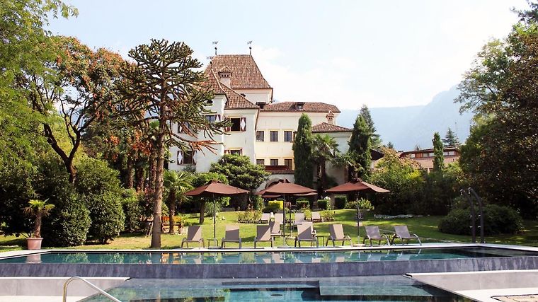 Hotel Castel Rundegg, dog-friendly hotel in Merano and South Tyrol