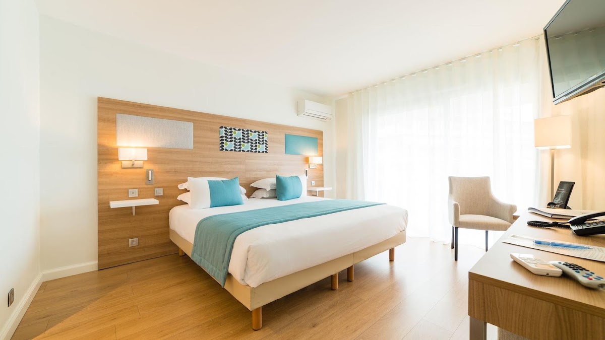 Hôtel Hélios, dog-friendly hotel in Antibes