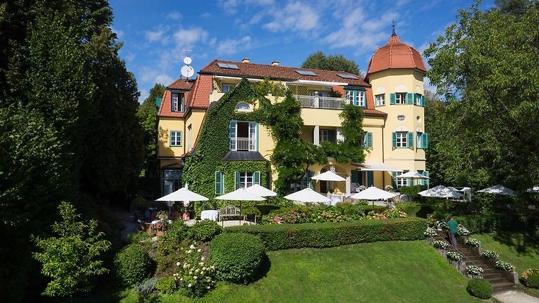 Hotel Seeschlössl Velden, dog-friendly hotel in Carinthia Lakes