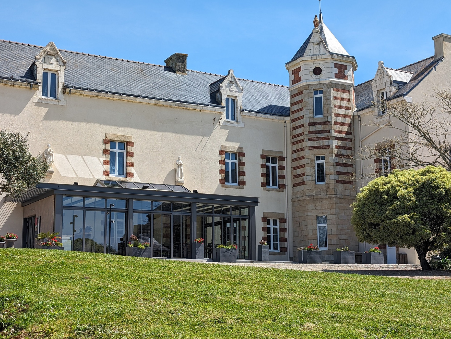 Le Manoir de Kerbot, dog-friendly hotel in Brittany
