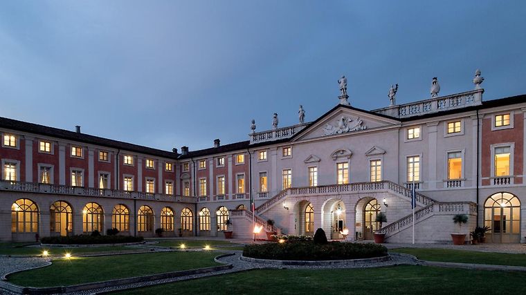 Villa Fenaroli Palace Hotel, dog-friendly hotel in Lake Iseo and Franciacorta